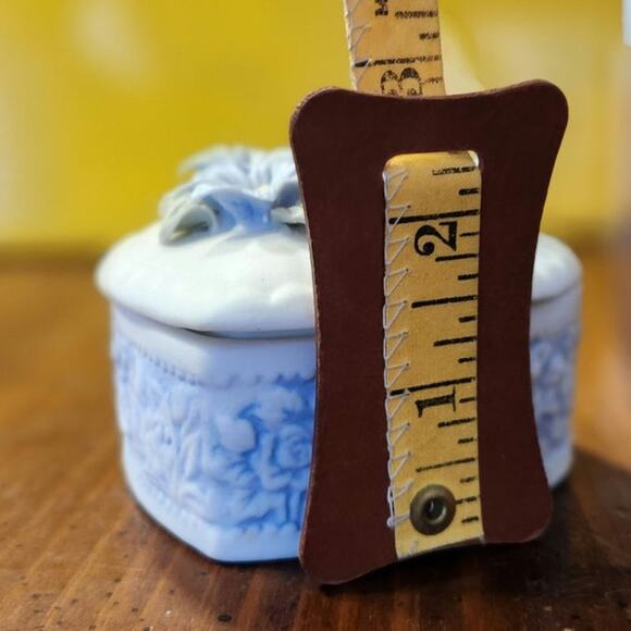 Vintage Blue Violet Heart Shaped Trinket Box Approx 3.5" x 2.5" - Picture 5 of 5